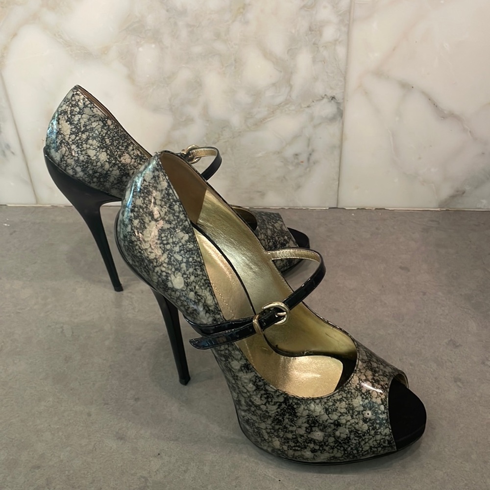 Q by Pasquale Mary Jane peep-toe heel. Gold and black size 39.5 excellent cond.